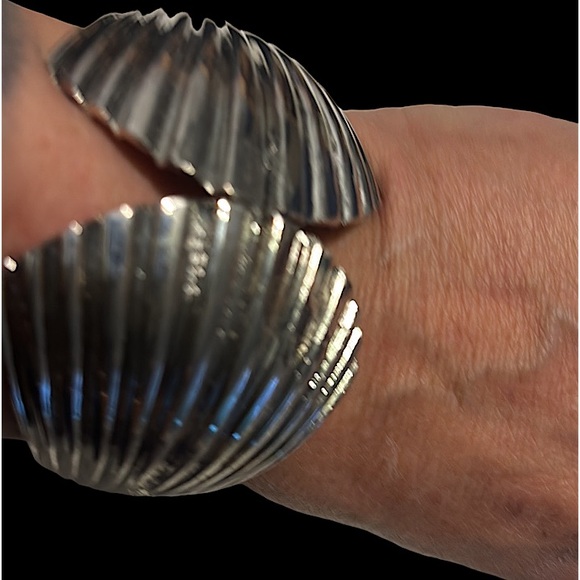 Kendall & James Clam Shell Silver-tone Bangle - Picture 2 of 11